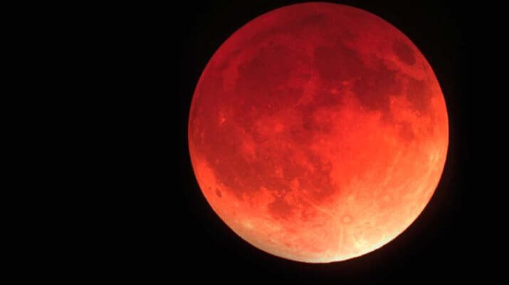 La luna se ha teñido de color rojizo en un eclipse total seguido en todo el mundo