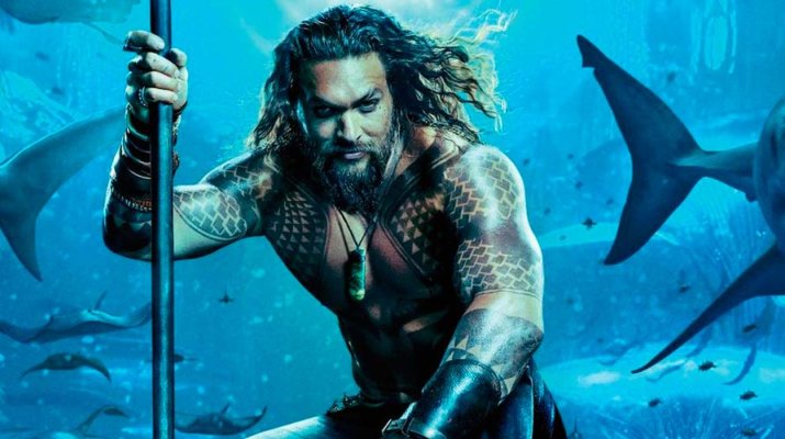 Jason Momoa se divierte con su figura en miniatura de 'Aquaman'