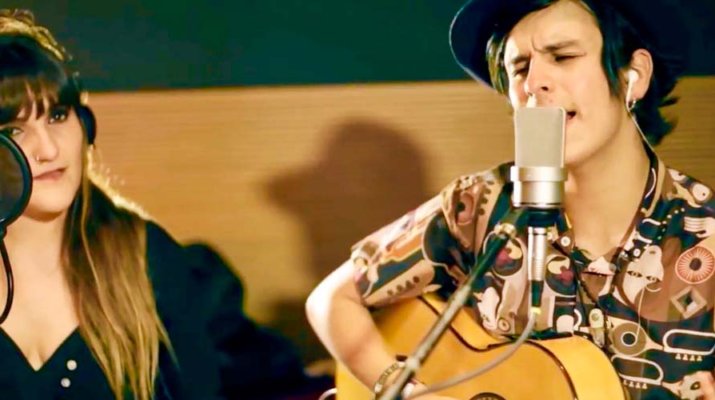 Desde Colombia conoce a Juandas y su feat con la española Rozalen "Lunas de amor"