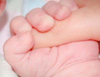 En Indonesia unos padres llaman a su bebé 'Google' para que sea útil