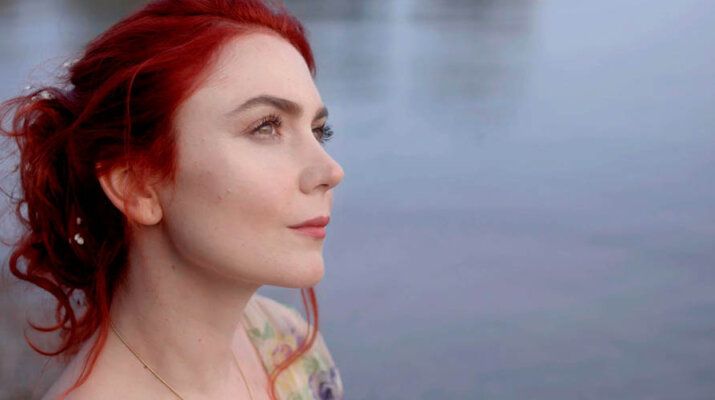 Carolina López inicia su carrera musical con el tema "HEROES"