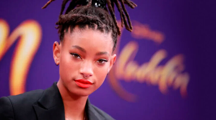 Willow la hija del actor Will Smith, ¡se rapa en pleno concierto!