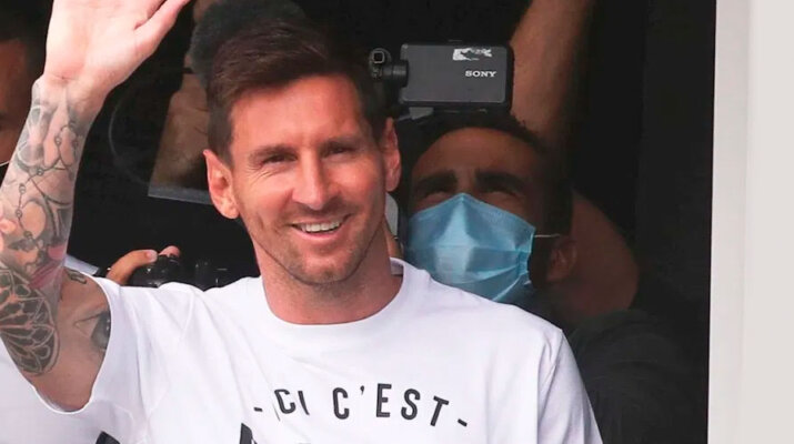 Leo Messi ya aterrizó en París y el PSG lo presentará este miércoles