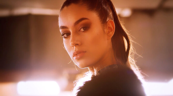 La cantante colombiana ERII estrena 'Ven', una canción de empoderamiento y actitud