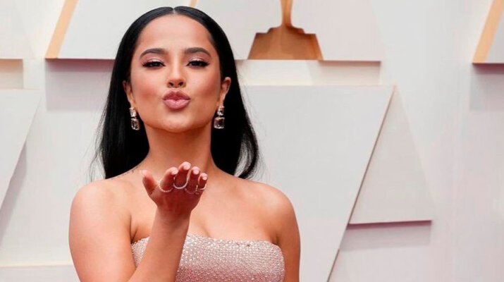 Becky G quiso hacer el sensual baile de Anitta y se rió de ella misma