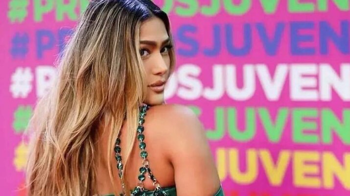 Farina nos da una impresionante presentación en los Premios Juventud