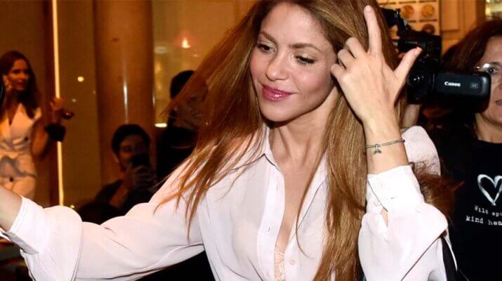 Gerard Piqué abandona reunión con Shakira con rostro de tensión, mientras “la loba” sale con una gran sonrisa