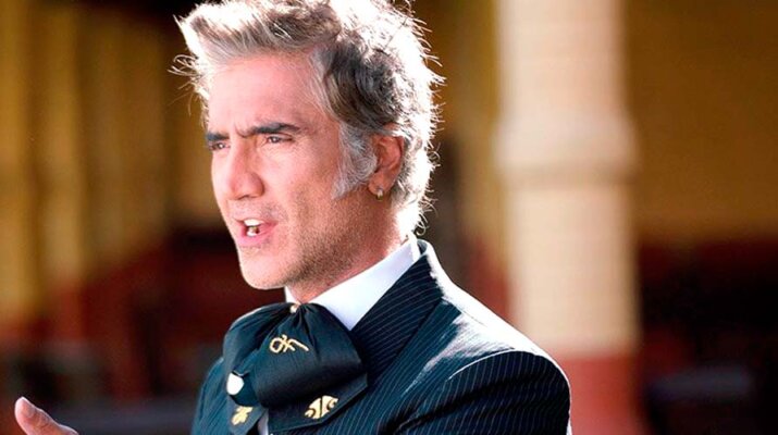 Alejandro Fernández usa pestañas postizas y recibe críticas implacables