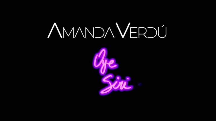 AMANDA VERDÚ nos presenta a Siri en el videoclip de "Oye Siri"