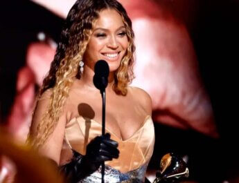 Beyoncé recibe su premio Grammy 32 y se convierte en la artista más galardonada de la historia