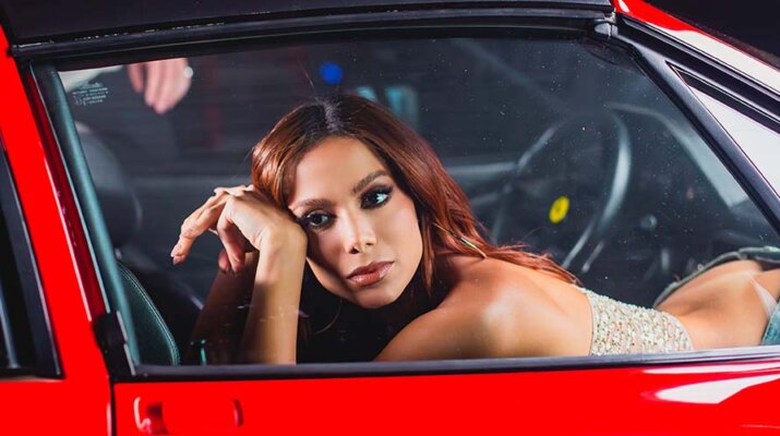 Anitta canta sobre los altibajos del amor en “MIL VECES”