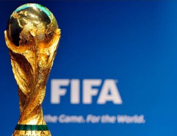 Muy temprano para hablar de los costos del Mundial 2030 La ministra lusa de Asuntos Parlamentarios tampoco quiso hablar de los posibles costes que supondrá la organización del evento junto a España y Marruecos, ya que las cifras actuales están desfasadas, por lo que está previsto un nuevo estudio tras la presentación de la carta de intenciones del proyecto, prevista para el próximo día 28 en Rabat. En cualquier caso, “es pronto para hablar” de este tema, porque “no conocemos la realidad dentro de siete años”, dijo. “Sí sé una cosa: tanto el Estado portugués como la Federación Portuguesa de Fútbol participarán en el mejor Mundial de siempre”, manifestó Ana Catarina Mendes. La FIFA confirmó el pasado 4 de octubre que España, Portugal y Marruecos serán los encargados de organizar el Mundial de 2030, que, no obstante, comenzará en Sudamérica, para conmemorar el centenario de la primera Copa del Mundo. Así que los tres primeros partidos se jugarán en Argentina, Paraguay y Uruguay, país que fue sede del torneo en 1930 y cuya capital, Montevideo, acogerá una ceremonia para conmemorar el aniversario.