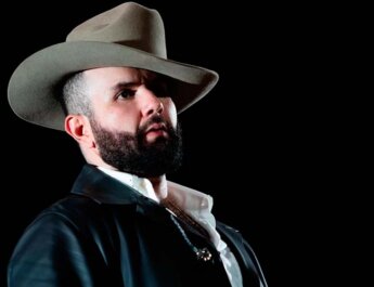 Carín León se alza con siete nominaciones a los Premios Lamas 2024