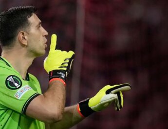 Dibu Martínez atajó dos penales, les bailó a los hinchas franceses y metió al Aston Villa en semis