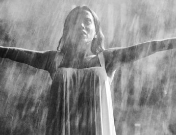 ANITTA celebra su espiritualidad en su nuevo video "ACEITA"