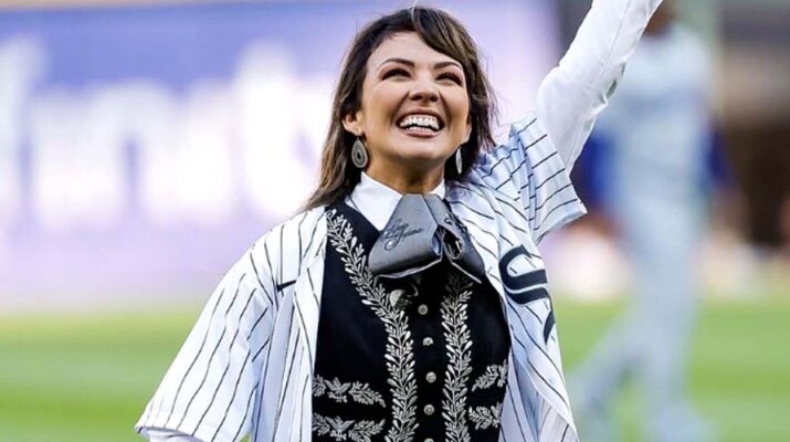 Lupita Infante interpretó el Himno Nacional y hace el primer lanzamiento para los White Sox de Chicago