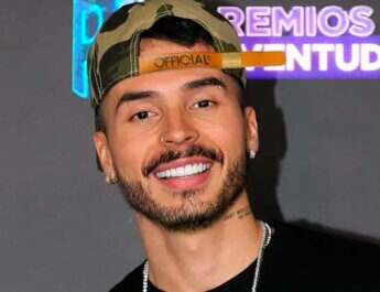 Reykon envuelto en llamas en pleno concierto, personaje DMH