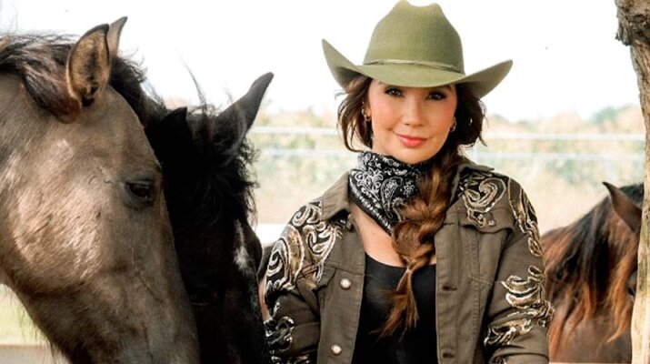 Paola Jara lanza su nuevo sencillo "UNO SE CURA"