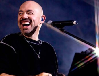 Santiago Cruz y Katie James celebrando la riqueza de la cultura hispana en Miami