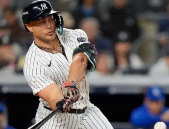 Los Yankees logran segundo triunfo ante Royals con gran actuación de Giancarlo Stanton