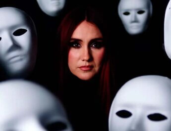 Dulce María se hace viral en España y reúne a amigas actrizes de la infancia, su hija y sobrinas en el videoclip comovente de "Ojalá"