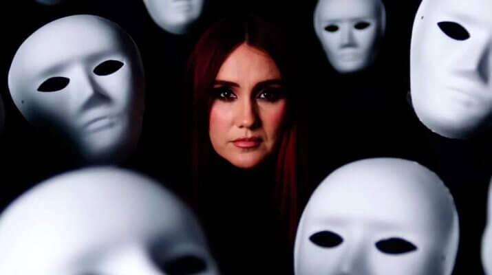 Dulce María se hace viral en España y reúne a amigas actrizes de la infancia, su hija y sobrinas en el videoclip comovente de "Ojalá"