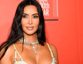 Kim Kardashian lanza cover de “Santa Baby” y califican el video como “perturbador”