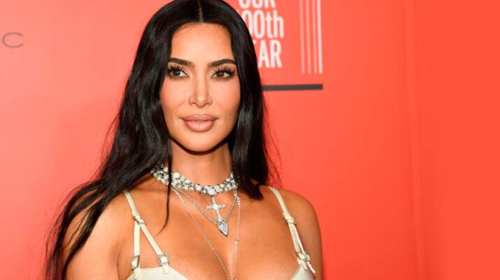 Kim Kardashian lanza cover de “Santa Baby” y califican el video como “perturbador”