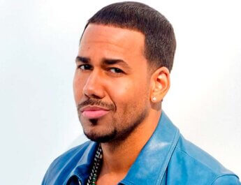 Romeo Santos es besado por una Fan en un concierto, personaje DMH