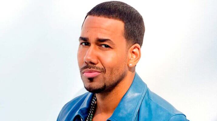 Romeo Santos es besado por una Fan en un concierto, personaje DMH