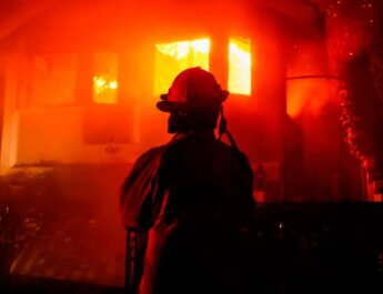 Khloé Kardashian y otros agradecen el trabajo de los bomberos durante incendio en Los Ángeles