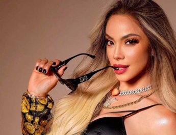 La Materialista presume nuevo look, ¡ahora es pelirroja!