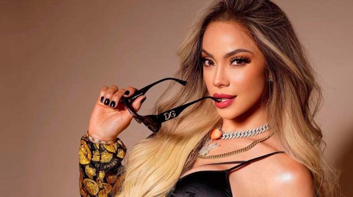 La Materialista presume nuevo look, ¡ahora es pelirroja!