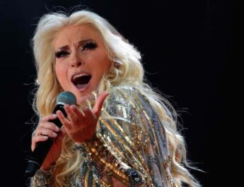 Yuri dijo lo incómodo que fue trabajar con Ángela Aguilar