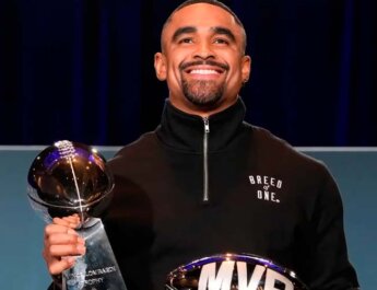 Jalen Hurts ya disfruta en Disney World tras ganar el MVP del Super Bowl