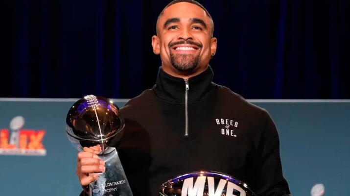 Jalen Hurts ya disfruta en Disney World tras ganar el MVP del Super Bowl