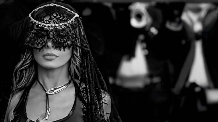 Gloria Trevi toma vuelo con su nuevo tema "Q.E.P.D."