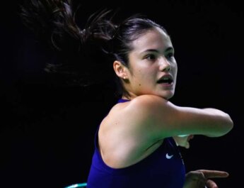 Tenista canadiense se quiebra emocionalmente y estalla en llanto en pleno partido tras identificar a su acosador en la grada