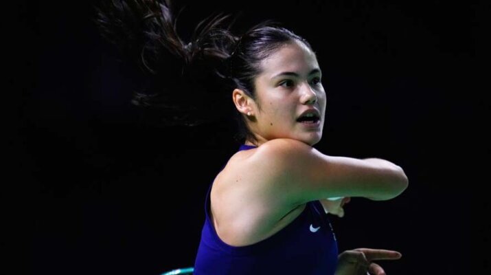 Tenista canadiense se quiebra emocionalmente y estalla en llanto en pleno partido tras identificar a su acosador en la grada