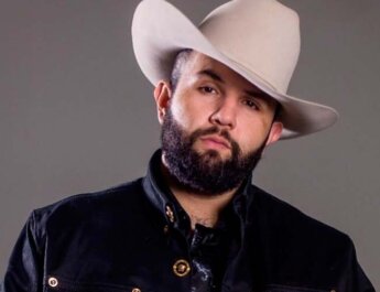 Carín León conquista los charts de Billboard con “EL AMOR DE MI HERIDA”