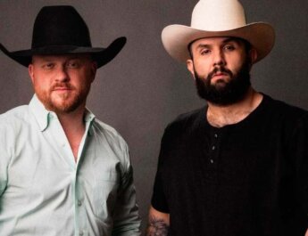 Carín León se une a Cody Johnson en una nueva colaboración musical "SHE HURTS LIKE TEQUILA"
