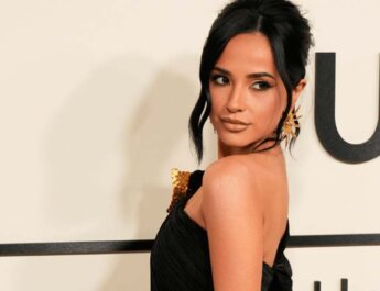 Becky G levanta suspiros con sexy vestido “cut-out”