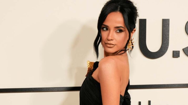 Becky G levanta suspiros con sexy vestido “cut-out”