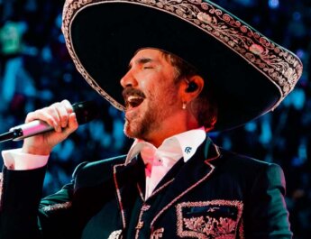 Alejandro Fernández lanza su anticipado álbum ‘DE REY A REY’, un homenaje a su padre, Vicente Fernández