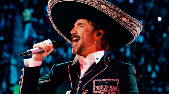 Alejandro Fernández lanza su anticipado álbum ‘DE REY A REY’, un homenaje a su padre, Vicente Fernández