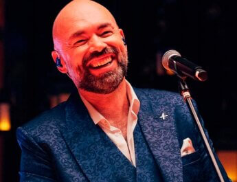 Santiago Cruz revive la magia de su álbum "Cruce de Caminos" con el lanzamiento de “6:00 a.m. (Versión 2025)”