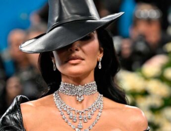 Kim Kardashian regaña a guardia por pisar el vestido que usó en la MET Gala 2025