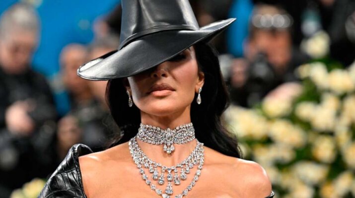 Kim Kardashian regaña a guardia por pisar el vestido que usó en la MET Gala 2025