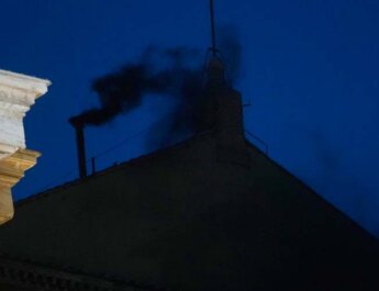 Humo negro tras el cónclave: no hay papa electo tras primera votación