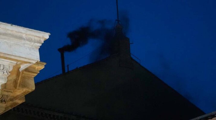 Humo negro tras el cónclave: no hay papa electo tras primera votación
